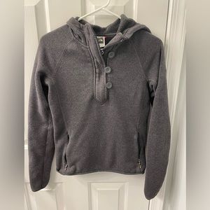 The North Face women’s quarter zip with buttons small